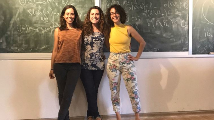 הסטודנטיות למתמטיקה, מימין לשמאל: שי, שקד וגיל