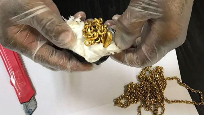 אווצ'. החביא כמיט קילו זהב בתוך הישבן שלו. צילום מסך