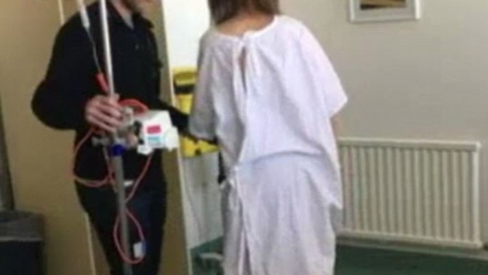 הנערה במהלך השיקום. צילום מסך