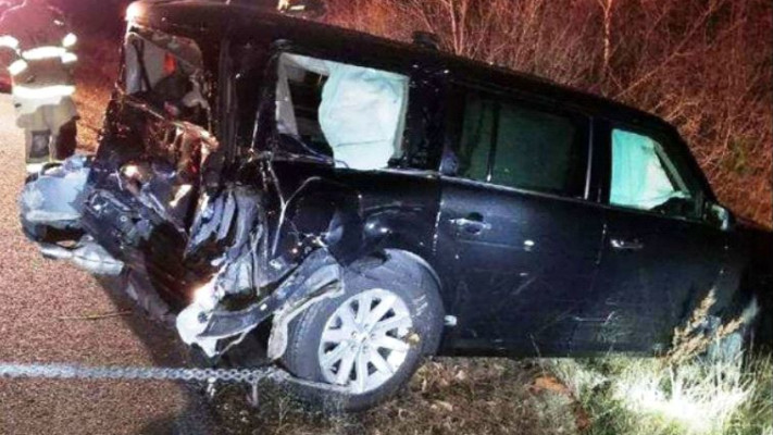 הרכב הדרדר מן הכביש ונתקע בעצים. צילום מסך