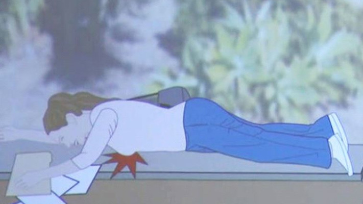 הדגמה לנפילה של סינתיה בבית המשפט. צילום מסך