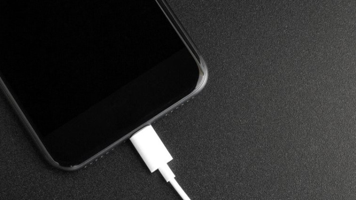 התחשמלה כשהטעינה את הסמארטפון במקלחת. צילום: אינגאימג