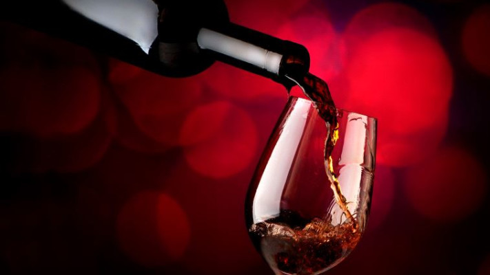 יין אדום הוא גם רומנטי וגם בריא. צילום: אינגאימג