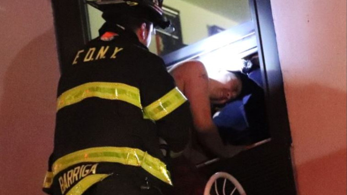 הכבאים מחלצים את רנדי דרך חלון של אחד משכניו. צילום מסך