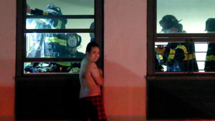 הכבאים מחלצים את רנדי דרך חלון של אחד משכניו. צילום מסך