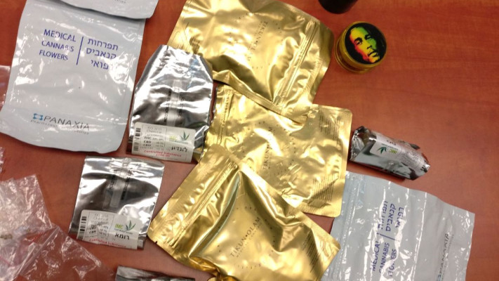 הסמים אותם רכש הסוכן הסמוי. צילום: דוברות המשטרה