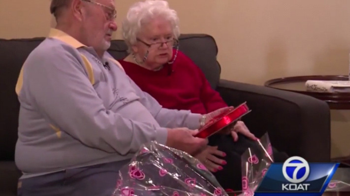 koat: רון מעניק לדונה את השוקולדים שהכי כל כך אוהבת. צילום