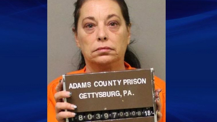 פרצה לבית של המאהב וגנבה כרטיס ברכה וצעצוע מין. קאת'י קלאנק