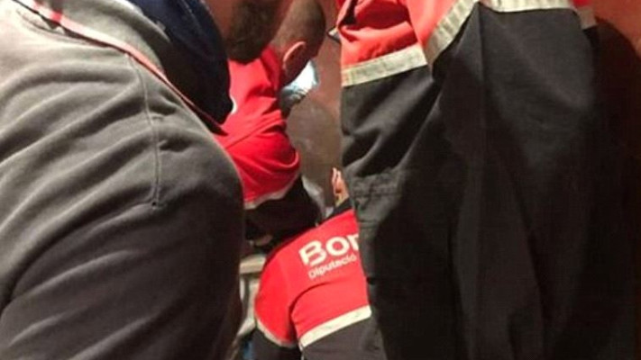 נאלץ להיעזר במכבי אש לאחר שאשכיו נתקעו בכיסא. הכבאים בפעולה