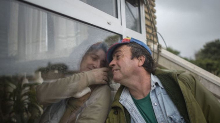 חולמת לחבק שוב את משפחתה. מוניוז ובעלה מתקשרים דרך הזכוכית