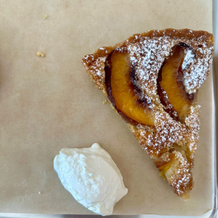 טארט נקטרינות עם קרם שקדים