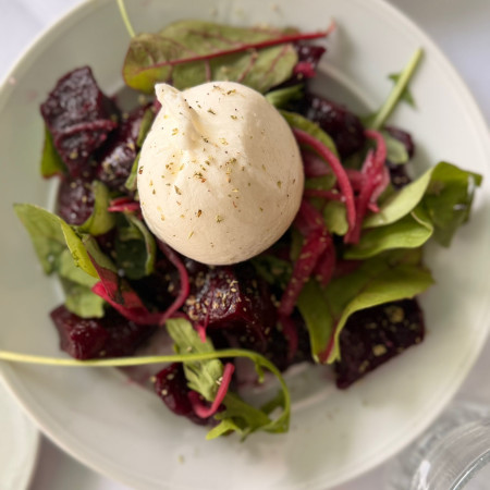 סלט הסלק הצלוי עם בוראטה