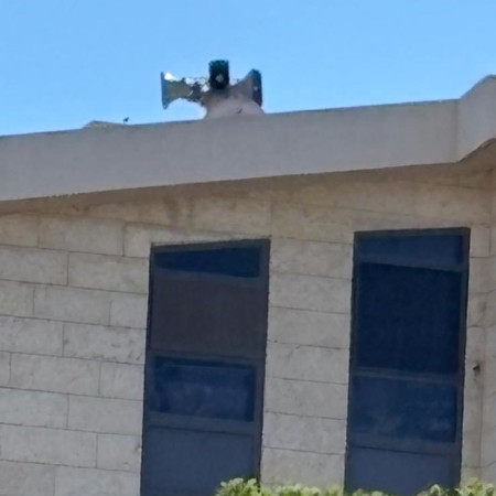 רמקול מעל מבנה בשכונת נווה שאנן בחיפה 