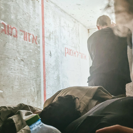 ענר שפירא במשליך בחזרה רימון במיגונית