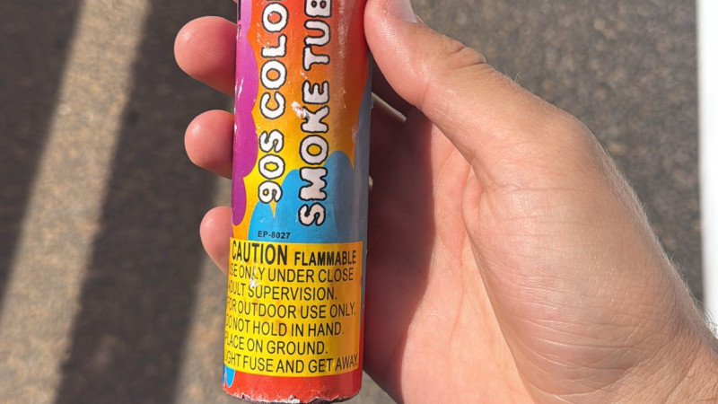 אבוקת עשן שנתפסה אצל מפגינה