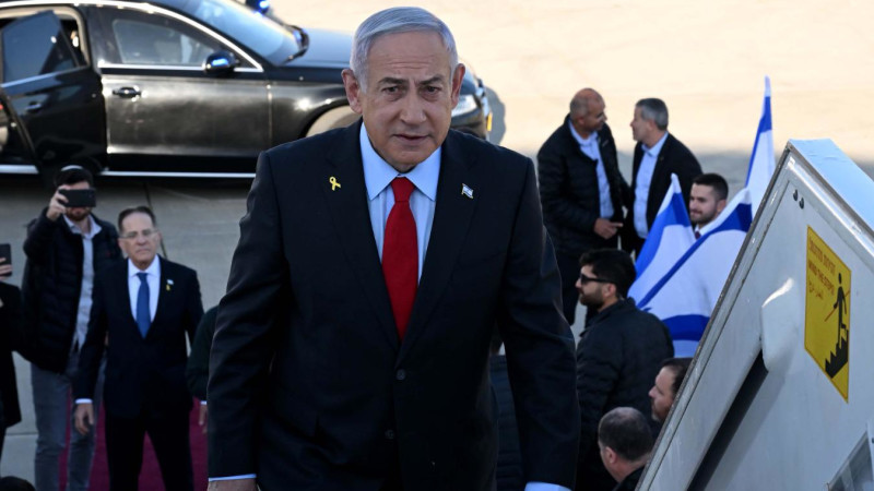 בנימין נתניהו עולה על מטוס כנף ציון