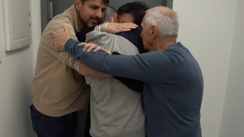 אלמוג, אבא בבית: אור לוי מתאחד עם הוריו ואחיו | צפו | מעריב מבזקים