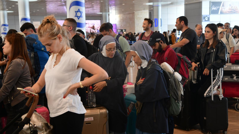 נוסעים תקועים בנתב"ג