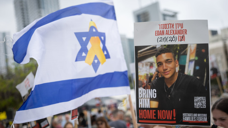 ישראלים מחכים לשחרור עידן אלכסנדר בכיכר החטופים
