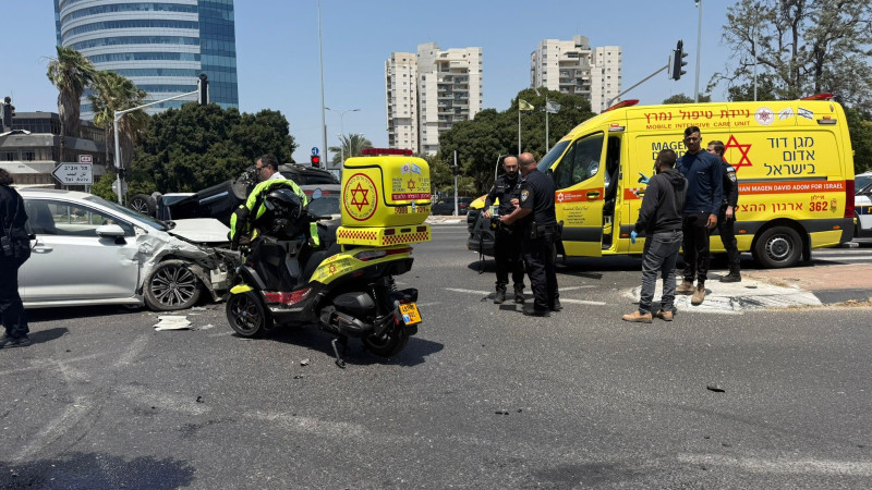 כוחות משטרה ומד"א בזירה התאונה בסמוך לחולון