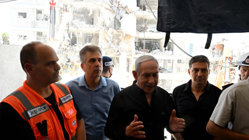 בנימין נתניהו בזירת הנפילה בבת ים