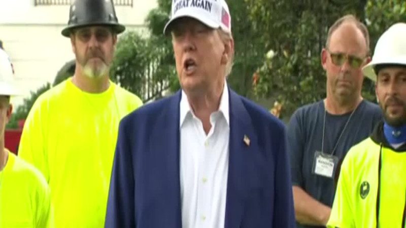 דונלד טראמפ מדבר על המצב באיראן ליד התרנים שהוקמו