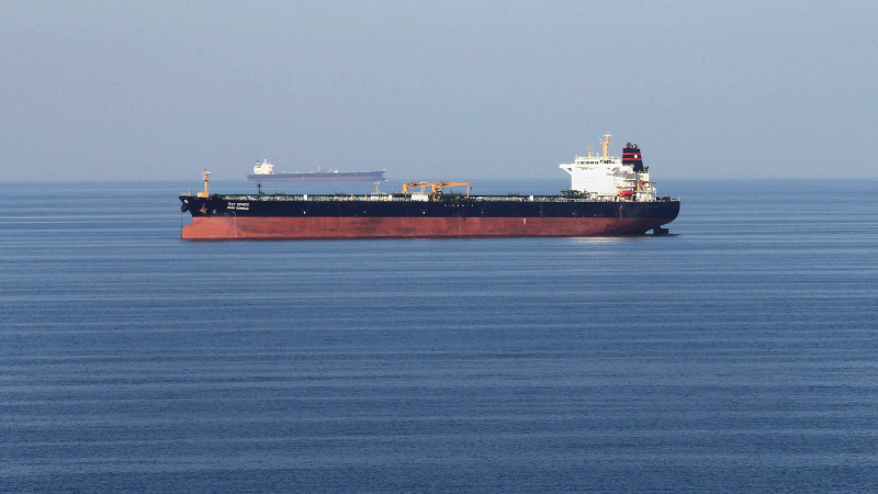 מכלית נפט חוצה את מיצרי הורמוז 