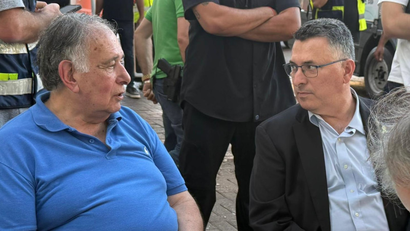 שר החוץ גדעון סער עם ראש עיריית חיפה יונה יהב בזירת הפגיעה של הטיל האיראני