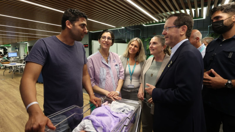 הנשיא יצחק הרצוג ורעייתו מיכל בביקור בבי"ח אסף הרופא