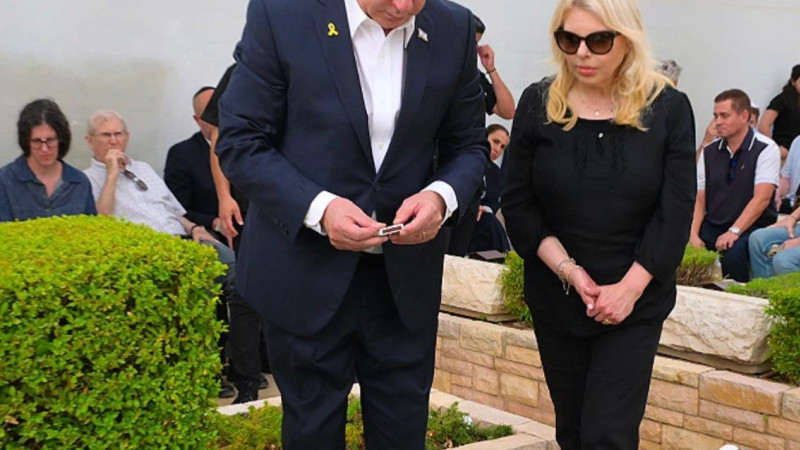 בנימין ושרה נתניהו בטקס האזכרה ליוני נתניהו ז"ל
