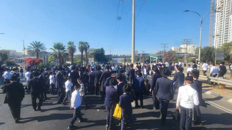 הפגנת הפלג הירושלמי בבני ברק בכביש 4 נגד גיוס חרדים לצה"ל