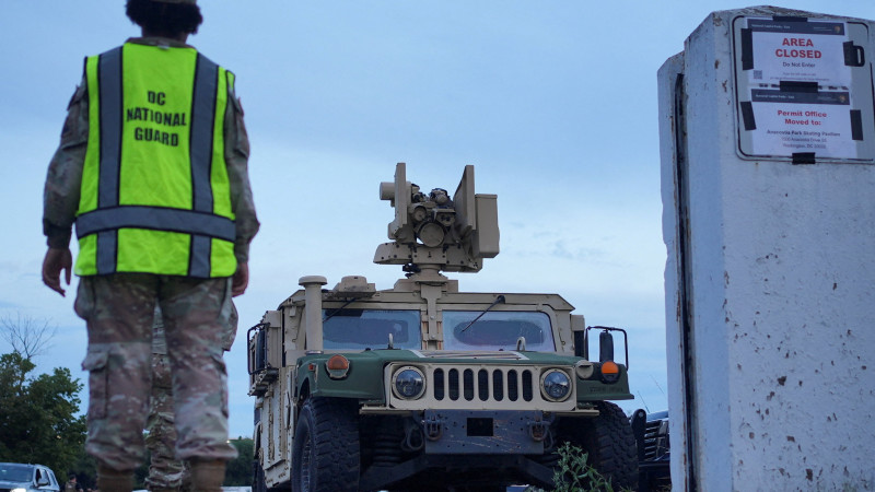 המשמר הלאומי ורכב צבאי ברחובות וושינגטון הבירה