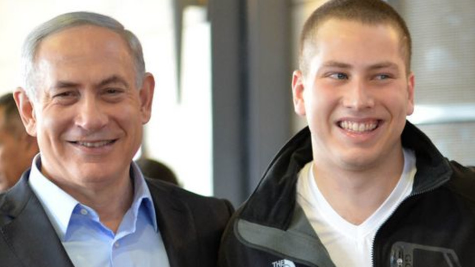 אבנר נתניהו עם הוריו שרה ובנימין נתניהו, ביום גיוסו לצה"ל (צילום: פלאש 90)