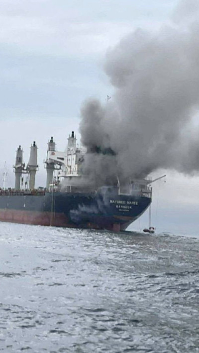 ספינה מעלה עשן במיצרי הורמוז