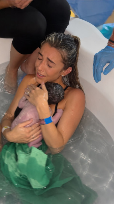 אן זיוי ובנה השני מתוך לידת המים המרגשת (צילום: מתוך אינסטגרם)