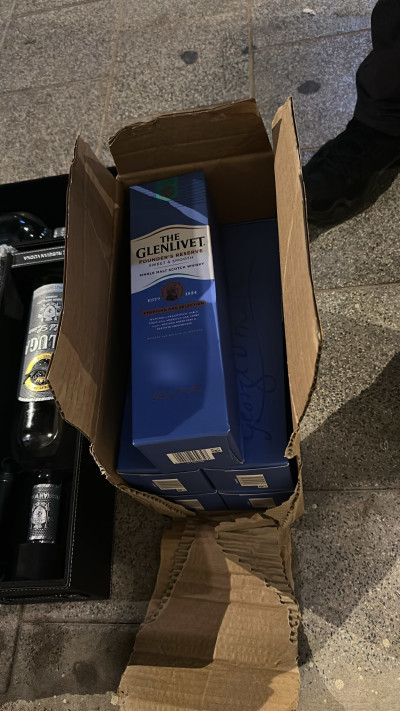 השתייה שנתפסה אצל החשוד, מהמסעדה של מאור בוזגלו (צילום: דוברות המשטרה)