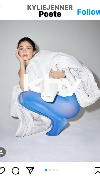 מביעה תמיכה? קיילי ג'נר בקולקציה המדוברת בצבעי כחול לבן (צילום: צילום מסך אינסטגרם)