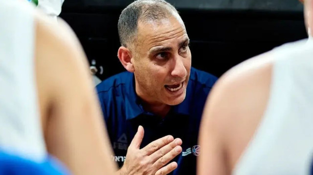 רועי לזר מאמן נבחרת הקדטיות (צילום: אתר רשמי, FIBA.COM)