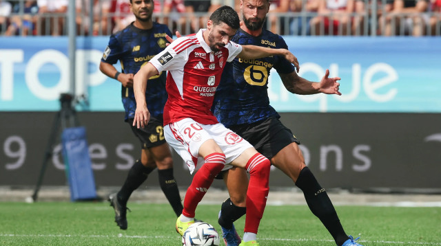 פייר לס-מלו שחקן ברסט לפני אוליבייה ז'ירו שחקן ליל (צילום: GettyImages, FRED TANNEAU/AFP)