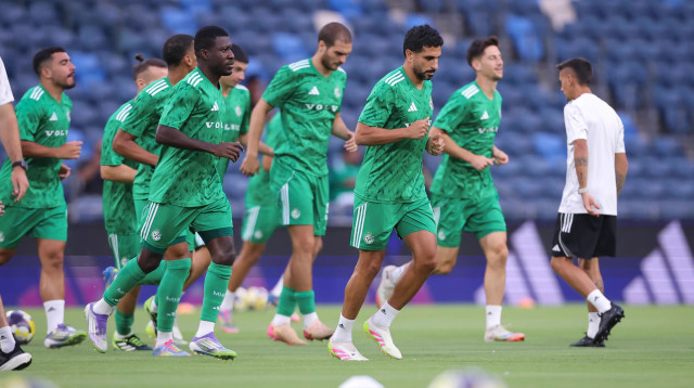 שחקני מכבי חיפה בחימום (צילום: מאור אלקסלסי)