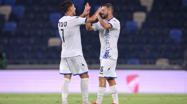 מוחמד שכר שחקן מכבי בני ריינה חוגג עם אנטוניו ספר (צילום: מאור אלקסלסי)