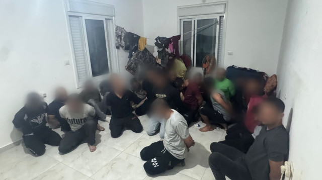 33 שב"חים בדירה במזרח ירושלים  (צילום: דוברות המשטרה)