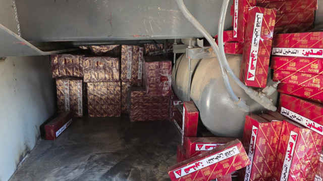 סיגריות ומוצרי טבק שנמצאו על משאיות בדרך לעזה (צילום: דוברות המשטרה)