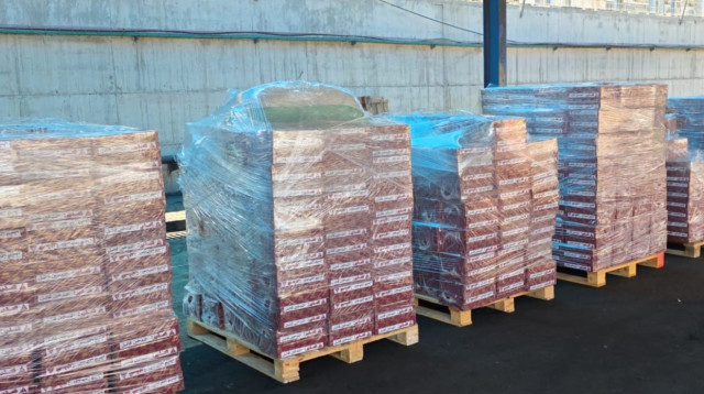 סיגריות ומוצרי טבק שנמצאו על משאיות בדרך לעזה (צילום: דוברות המשטרה)