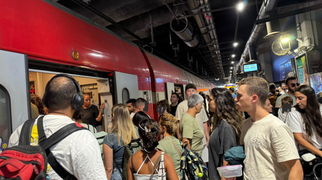 צפיפות ברכבת ישראל (צילום: דן עזרא)