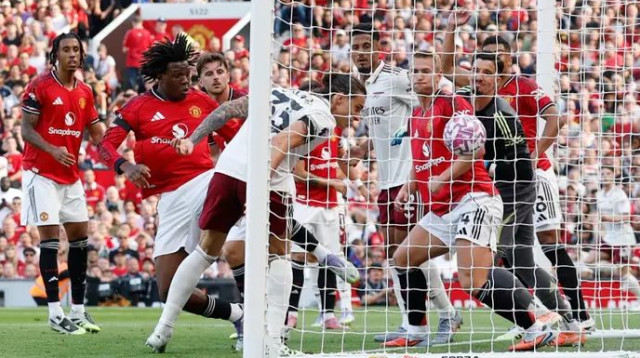 קלאפיורי כובש מקו השער (צילום: רויטרס)