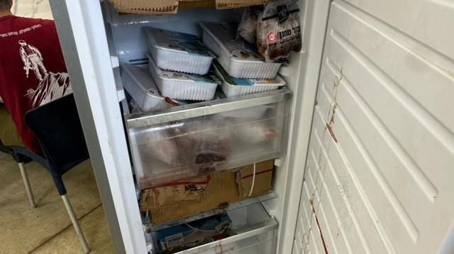 מקרר מלוכלך ומלא בג'וקים במטבח הצבאי (צילום: ללא)