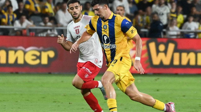 שחקן מכבי תל אביב דור תורג'מן מול שחקן הפועל ירושלים, יונתן ליש (צילום: ברני ארדוב)