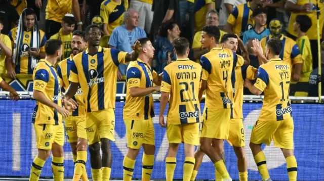 ניצחון קליל. שחקני מכבי תל אביב (צילום: ברני ארדוב)