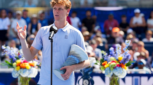 יאניק סינר טניסאי איטלקי מתנצל בפני הקהל לאחר פרישתו מגמר טורניר סינסינטי (צילום: רויטרס)